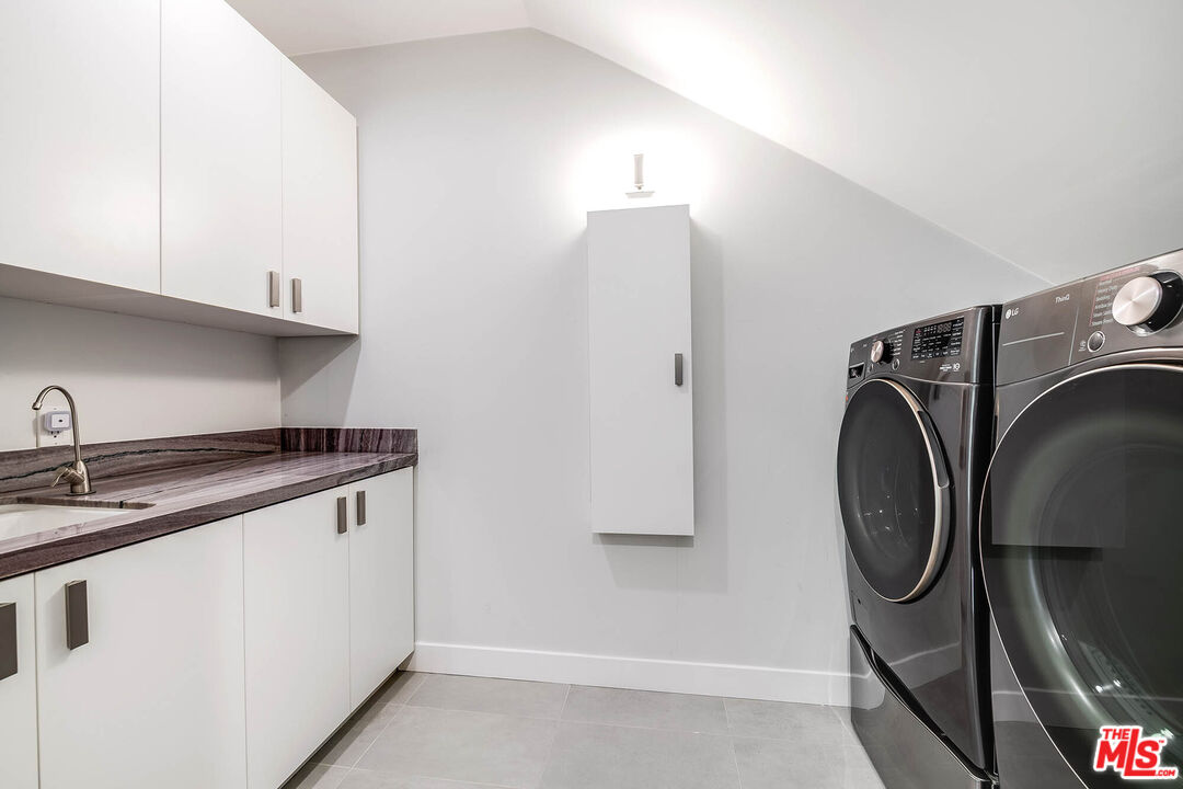523 East Fairmount Road Burbank, CA 91501 - Photo 27 of 30 a utility room with dryer and washer