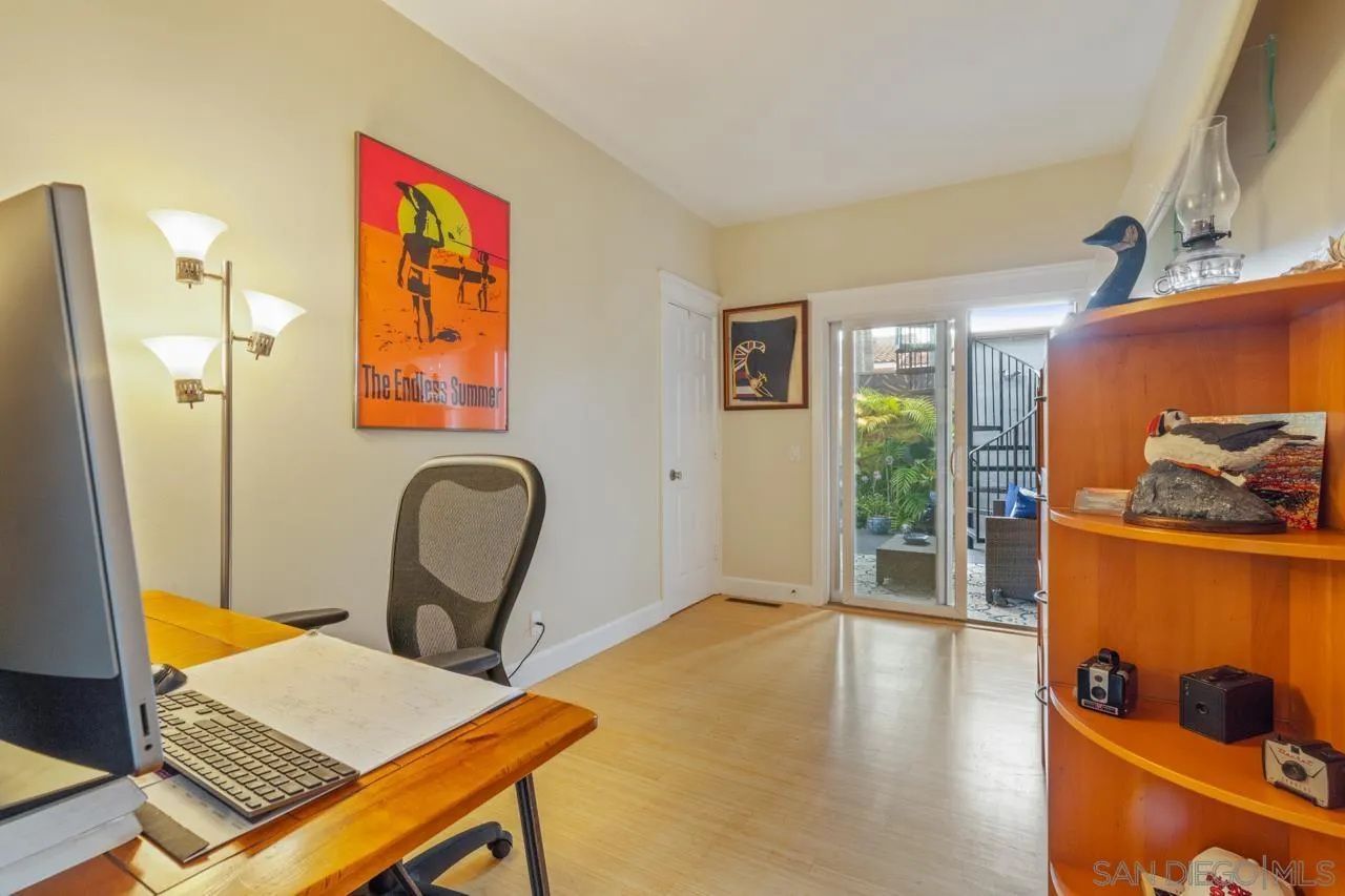 425 Sea Lane La Jolla, CA 92037 - Photo 31 of 41 a room with furniture and a window