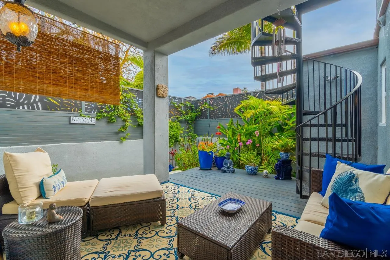 425 Sea Lane La Jolla, CA 92037 - Photo 32 of 41 a outdoor living room with furniture