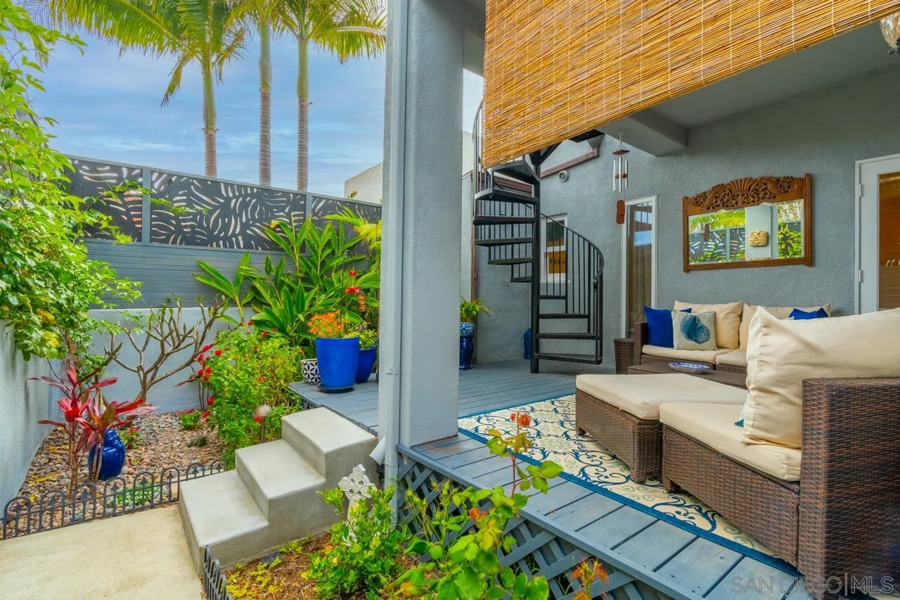 425 Sea Lane La Jolla, CA 92037 - Photo 33 of 41 a view of a entryway front of house