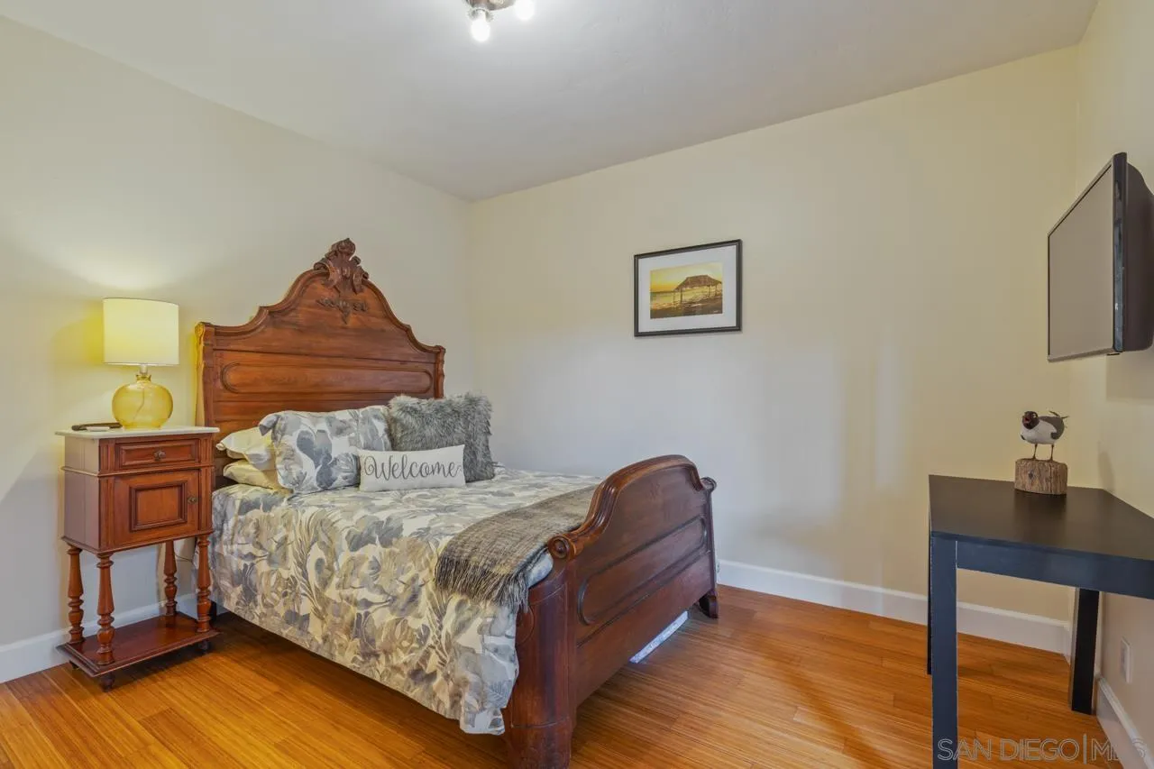 425 Sea Lane La Jolla, CA 92037 - Photo 35 of 41 a bedroom with a bed and a desk