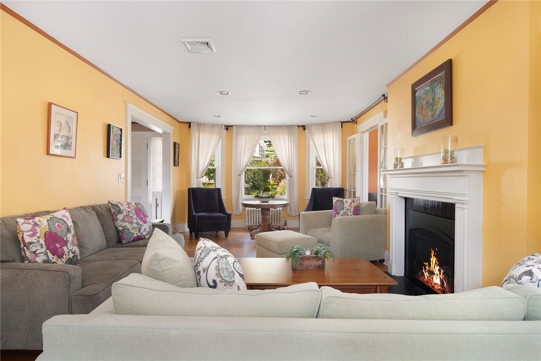 357 Rochambeau Avenue Providence, RI 02906 - Photo 8 of 39