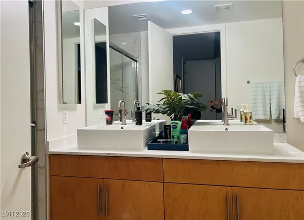 $2,475 | 353 East Bonneville Avenue, Unit 573, Las Vegas, NV 89101