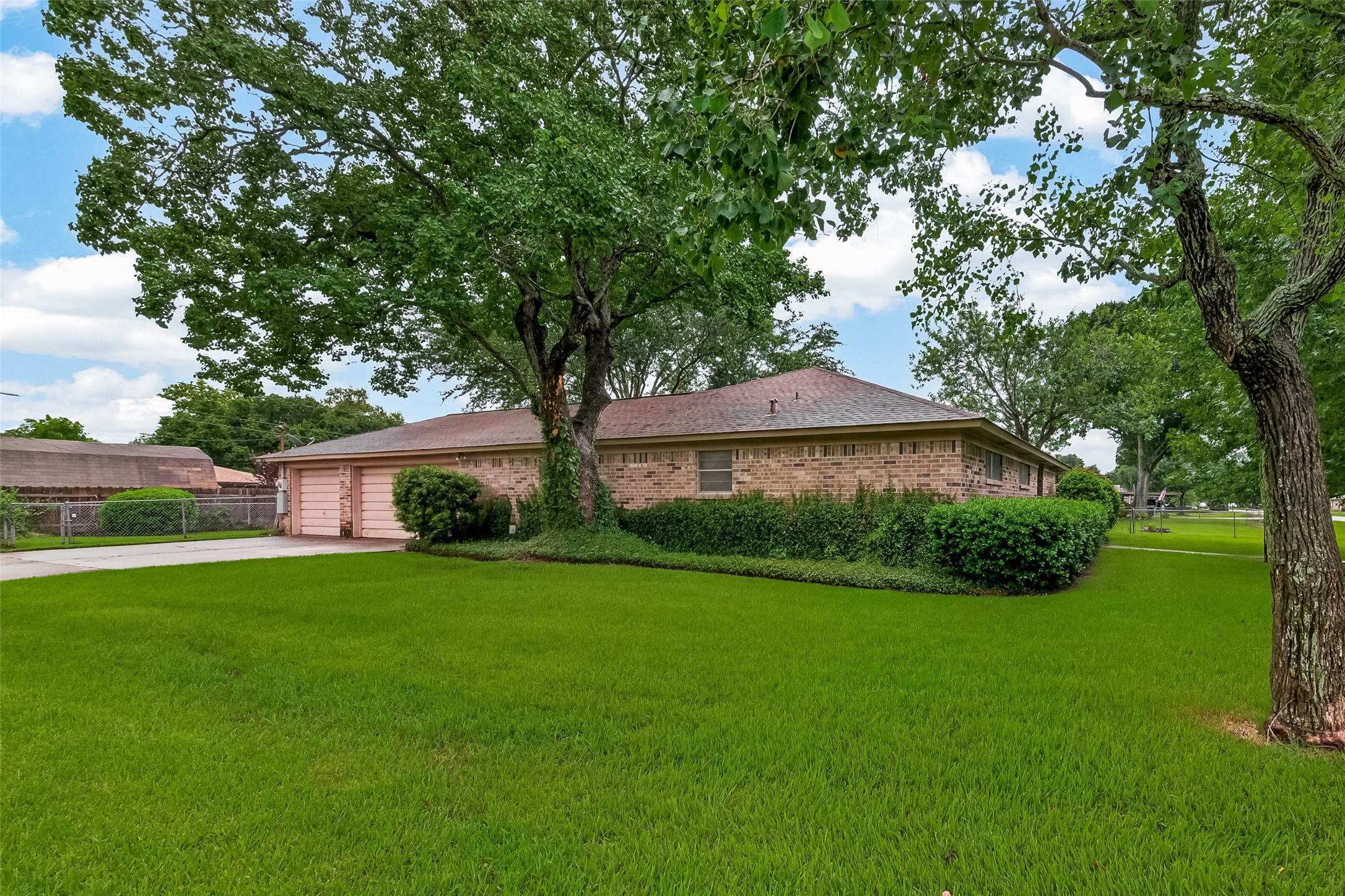 605 Julie Lane Highlands, TX 77562 - Photo 4 of 38