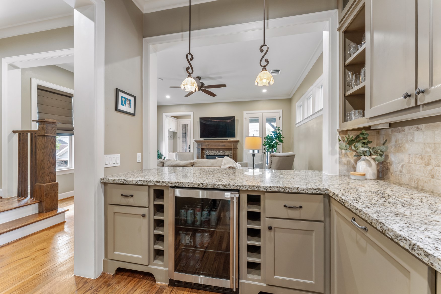 836 East 24th Street Houston, TX 77009 - Photo 11 of 40 Plenty of counter space, beverage center/bar area