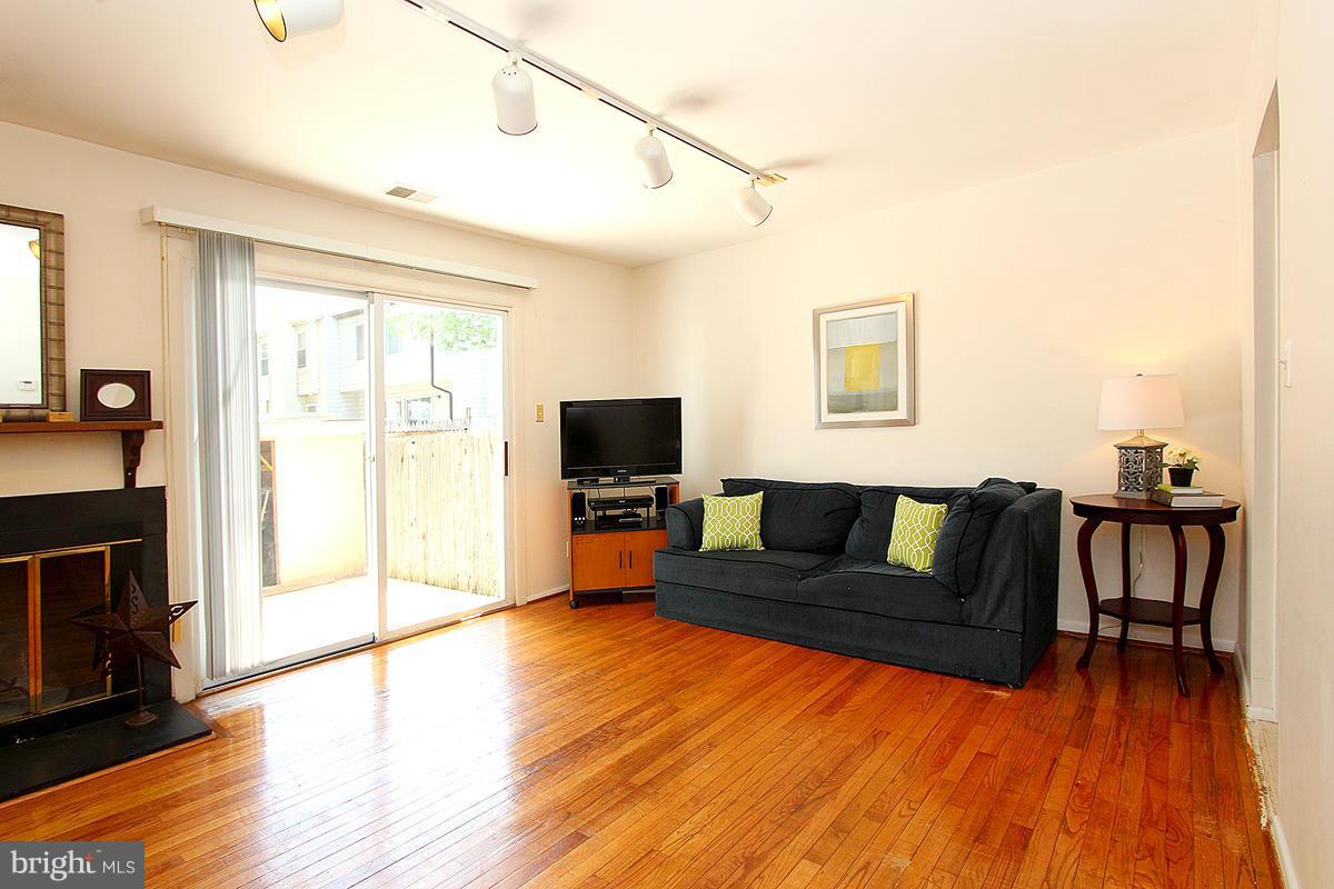 17466 Hoskinson Road Poolesville, MD 20837 - Photo 5 of 28 Living Room