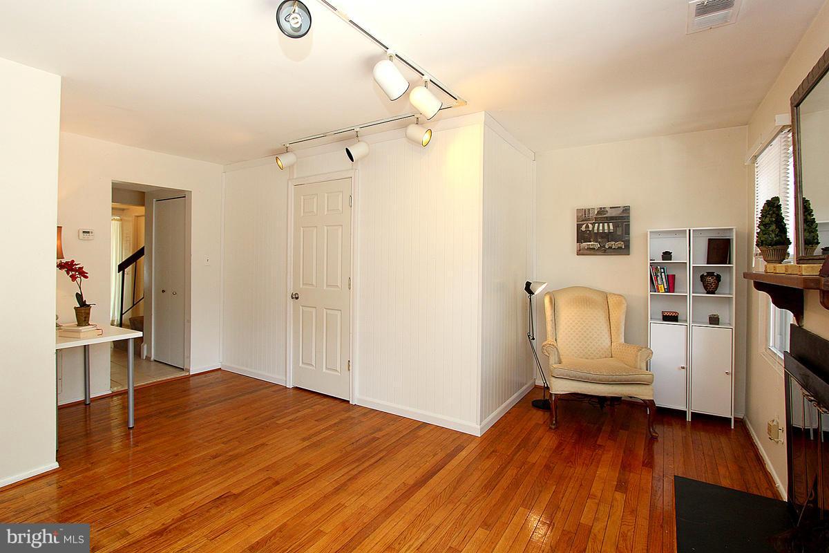 17466 Hoskinson Road Poolesville, MD 20837 - Photo 7 of 28 Living Room