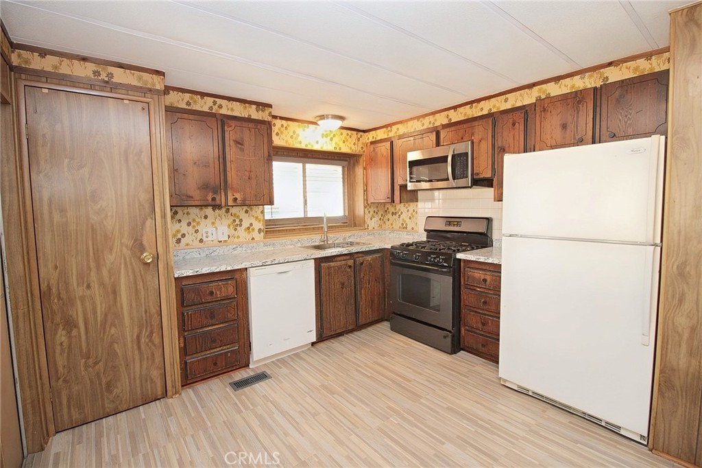 1155 Pease Road, Unit 24 Yuba City, CA 95991 - Photo 12 of 30 a kitchen with a refrigerator stove and sink
