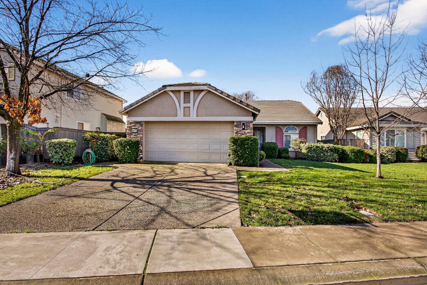 1825 Vermont Street Gridley, CA 95948 - Photo 4 of 57 a front view of a house with a yard