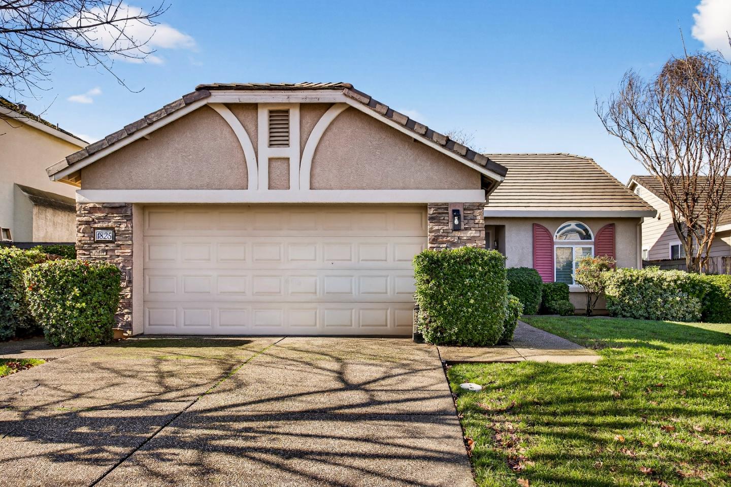 1825 Vermont Street Gridley, CA 95948 - Photo 6 of 57 a front view of a house with garden