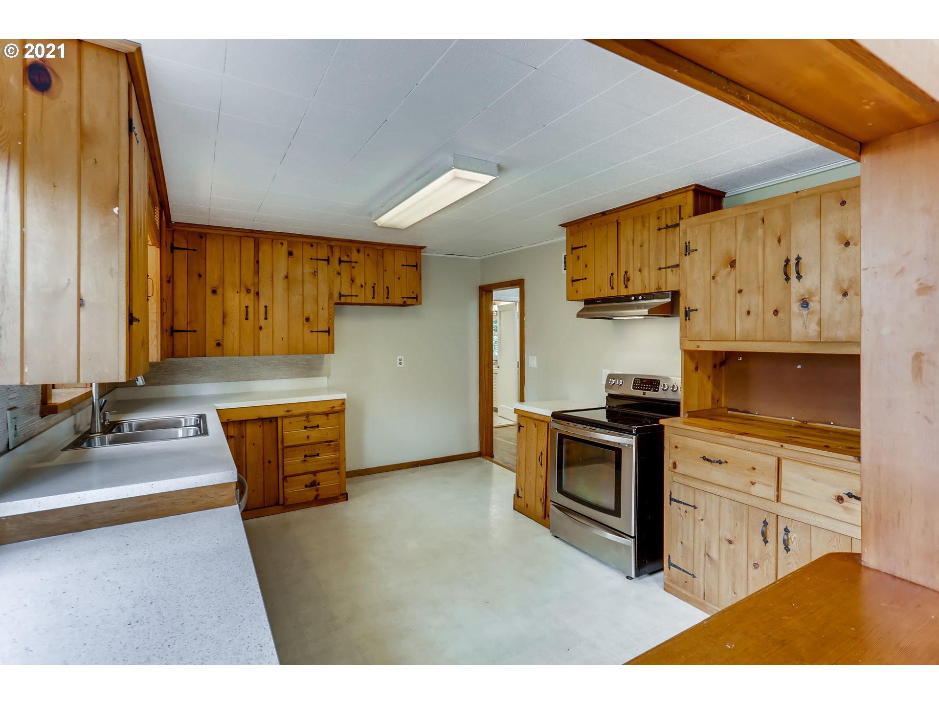 12100 Southwest Lesser Road Portland, OR 97219 - Photo 14 of 32 Gallery Image 14