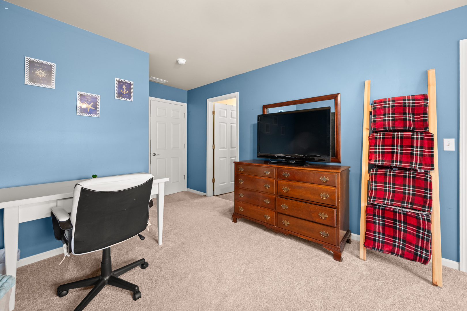 620 Northgate Drive Sycamore, IL 60178 - Photo 43 of 55 a living room with furniture and a flat screen tv
