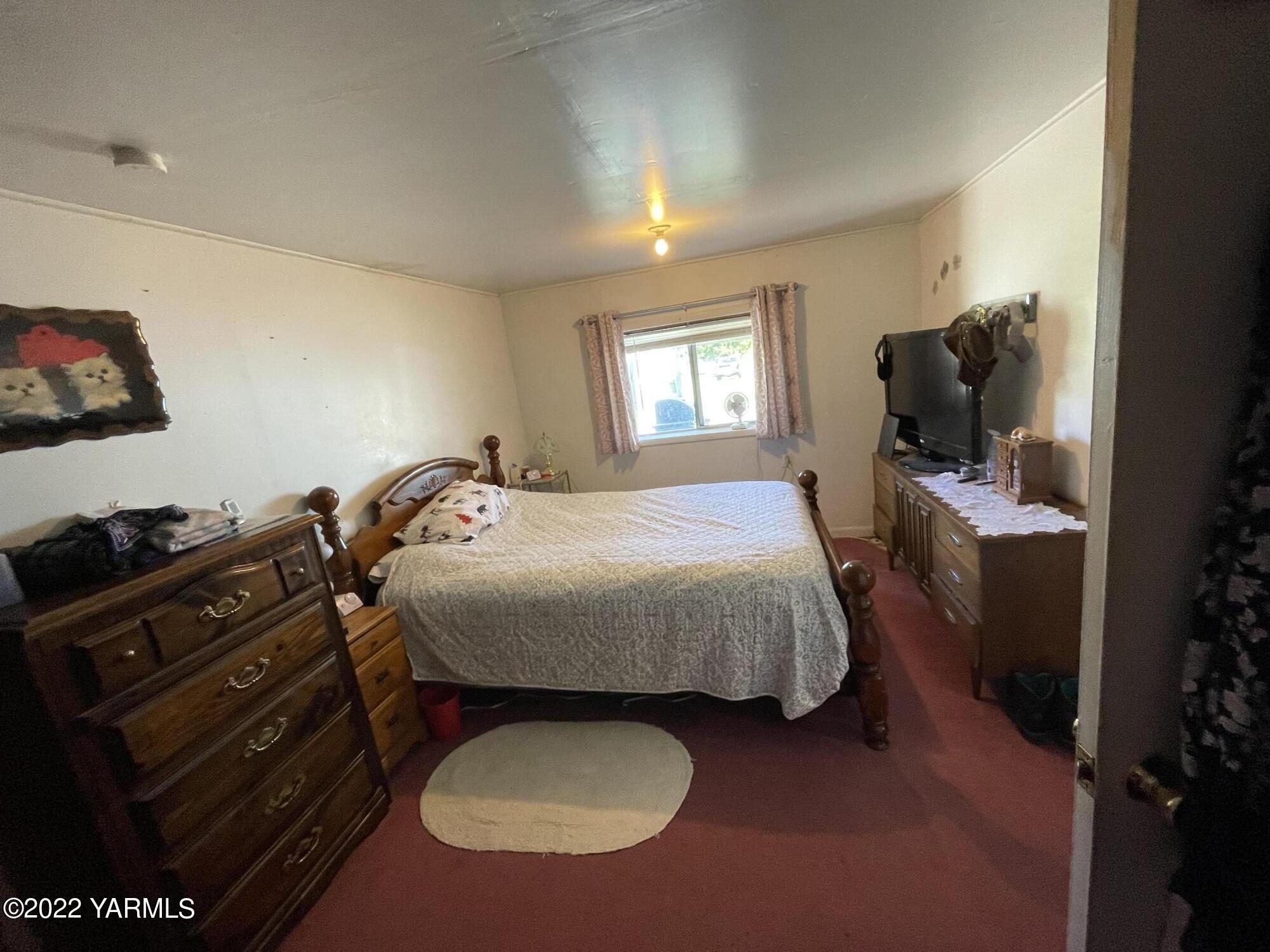912 Beckner Road Sunnyside, WA 98944 - Photo 11 of 17 a bed room with a bed and a television