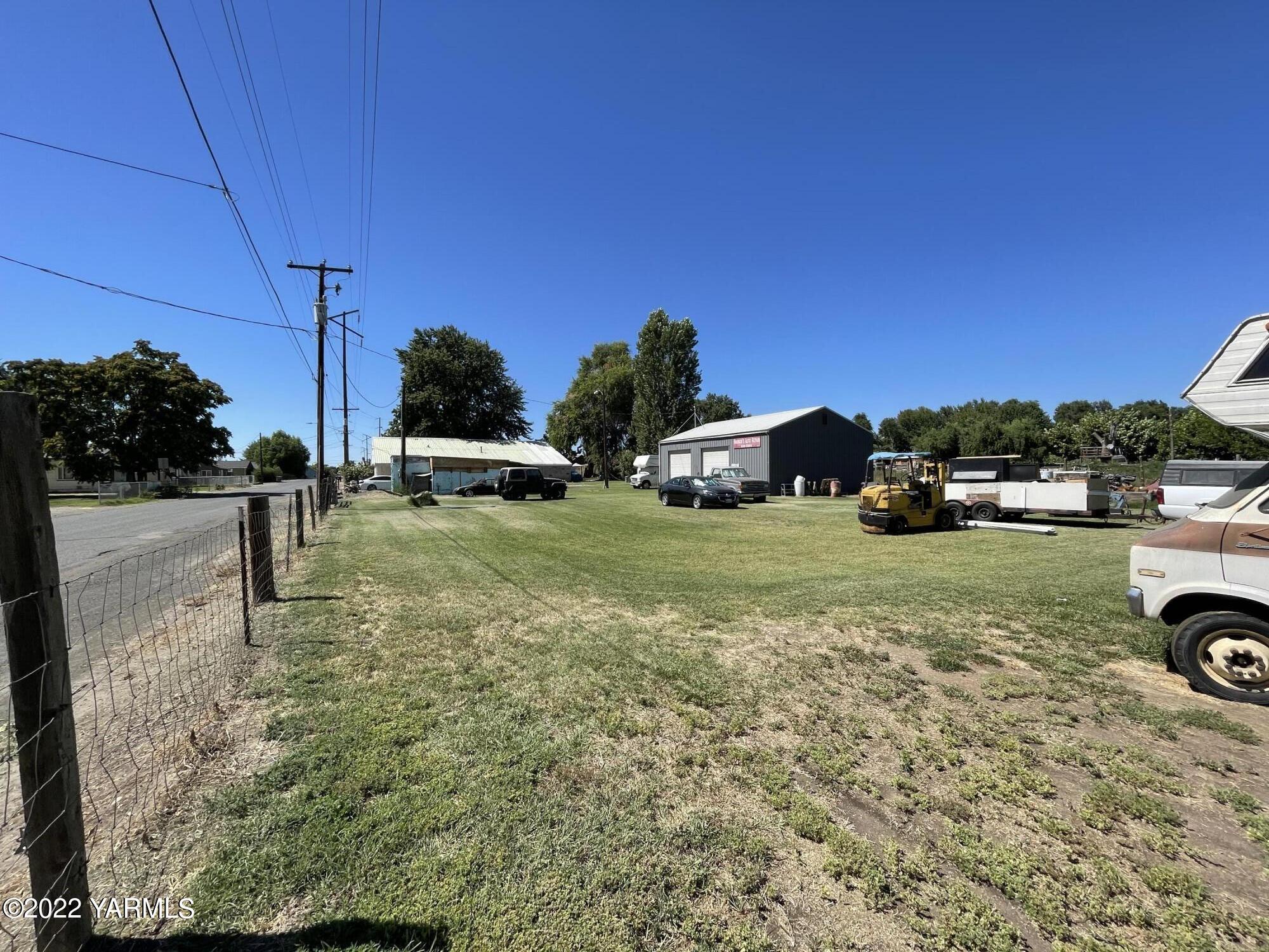 912 Beckner Road Sunnyside, WA 98944 - Photo 14 of 17 a view of yard with car parked