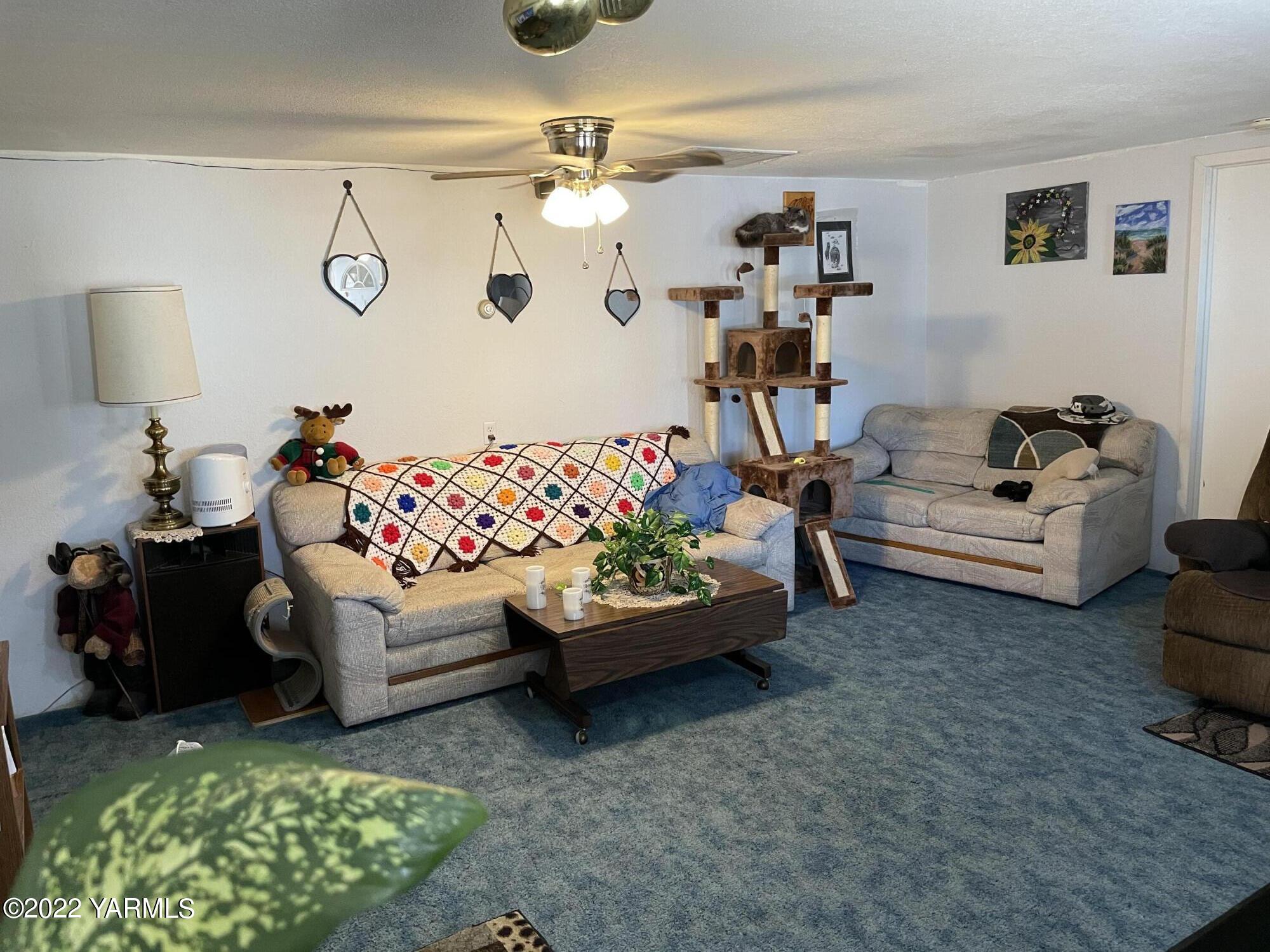912 Beckner Road Sunnyside, WA 98944 - Photo 7 of 17 a living room with furniture and a couch