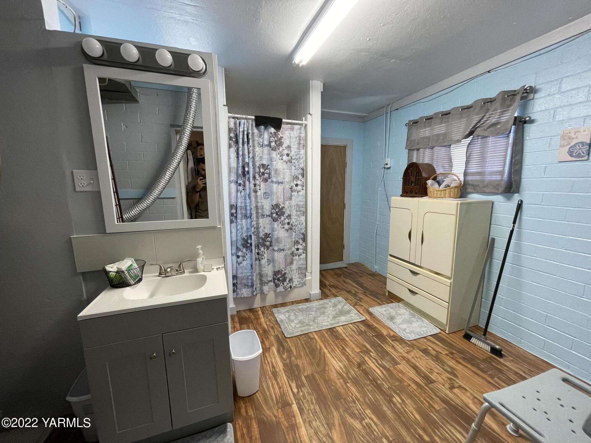 912 Beckner Road Sunnyside, WA 98944 - Photo 10 of 17 a bathroom with a sink mirror and vanity
