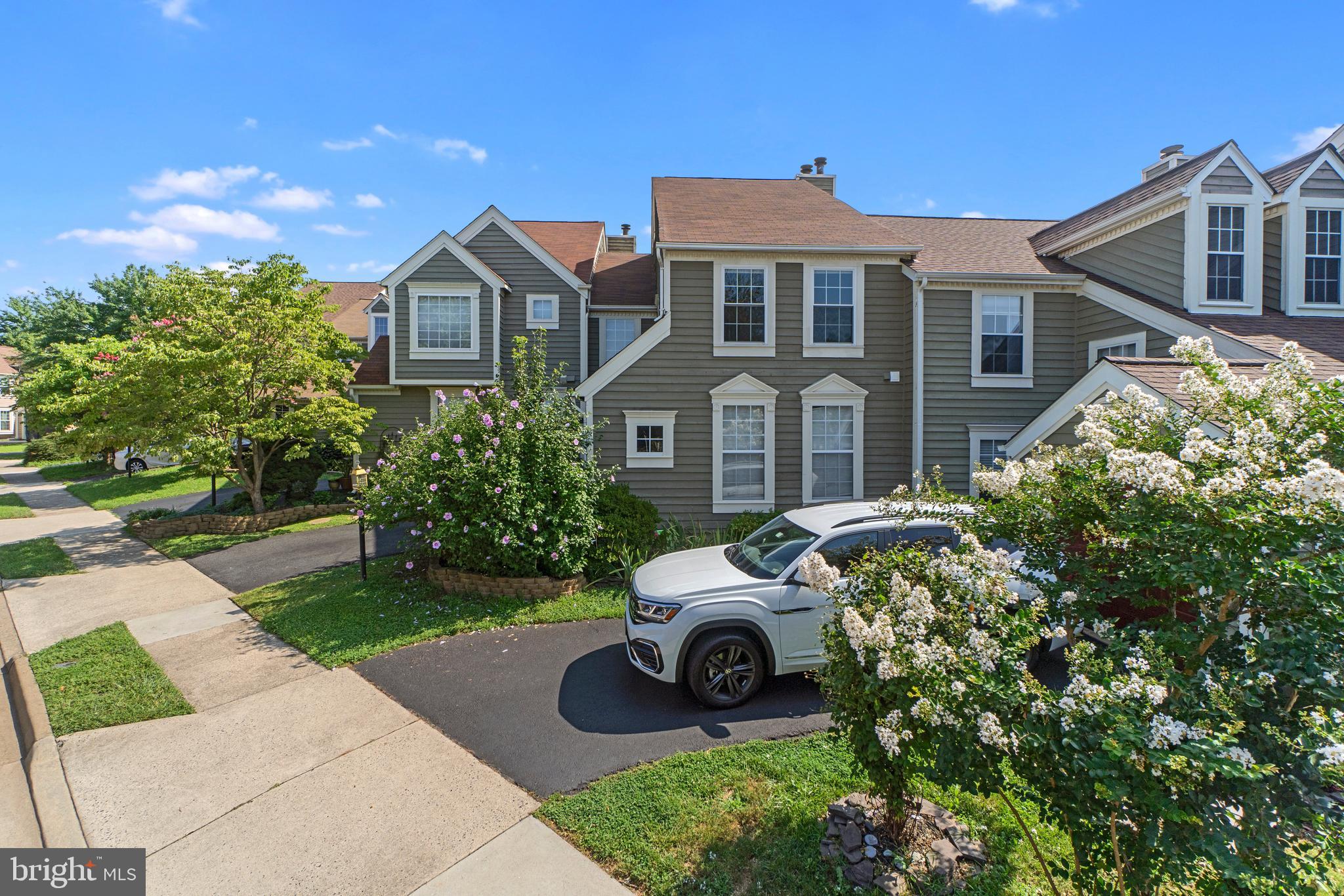 21163 Crocus Terrace Ashburn, VA 20147 - Photo 2 of 33