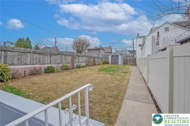 a view of entryway with livingroom