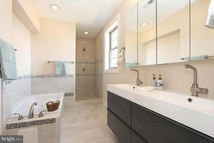 2630 Brentwood Road Northeast Washington, DC 20018 - Photo 21 of 30 Bath (Master)