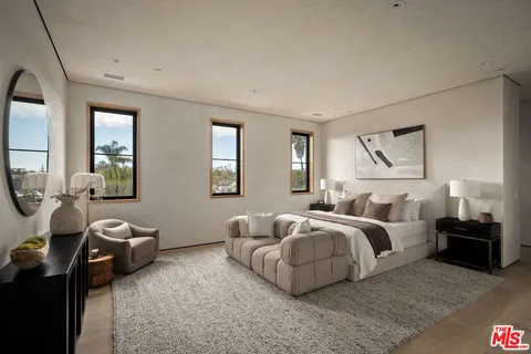 $19,980,000 | 10386 Strathmore Drive, Los Angeles, CA 90024