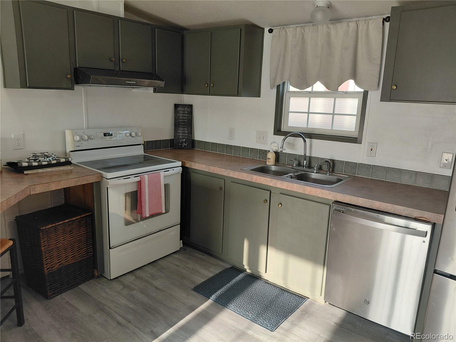 2940 Hawk Street Denver, CO 80260 - Photo 4 of 35 Gallery Image 4