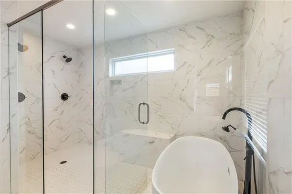 a en suite bathroom with 2 sink and a mirror