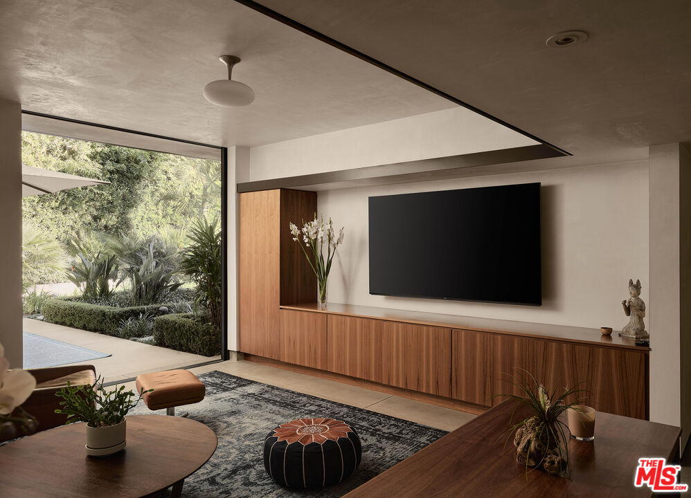 2496 Mandeville Canyon Road Los Angeles, CA 90049 - Photo 11 of 18