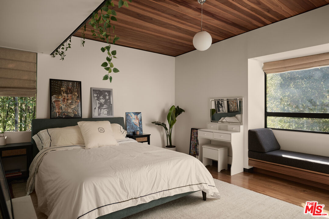 2496 Mandeville Canyon Road Los Angeles, CA 90049 - Photo 14 of 18