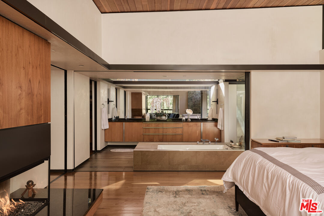 2496 Mandeville Canyon Road Los Angeles, CA 90049 - Photo 17 of 18