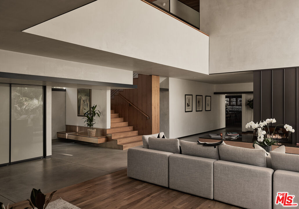 2496 Mandeville Canyon Road Los Angeles, CA 90049 - Photo 2 of 18