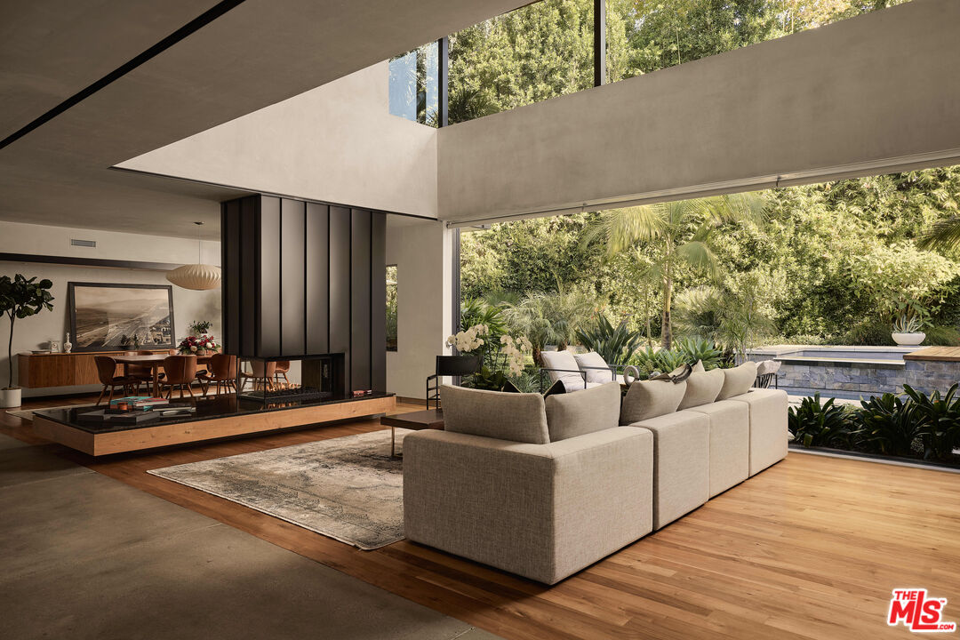 2496 Mandeville Canyon Road Los Angeles, CA 90049 - Photo 3 of 18