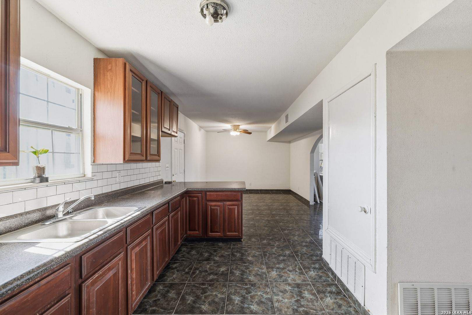 17896 Pleasanton Road San Antonio, TX 78221 - Photo 9 of 49