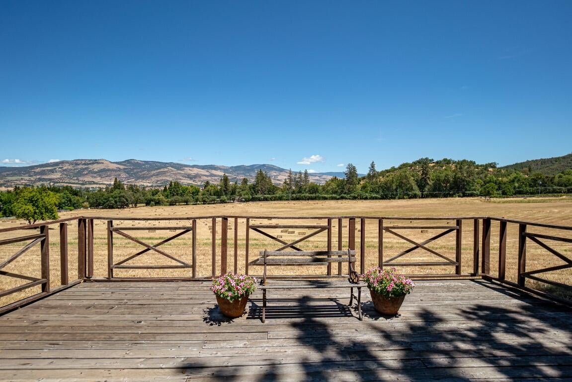 2692 Pioneer Road Medford, OR 97501 - Photo 9 of 66 Glorious year-round views