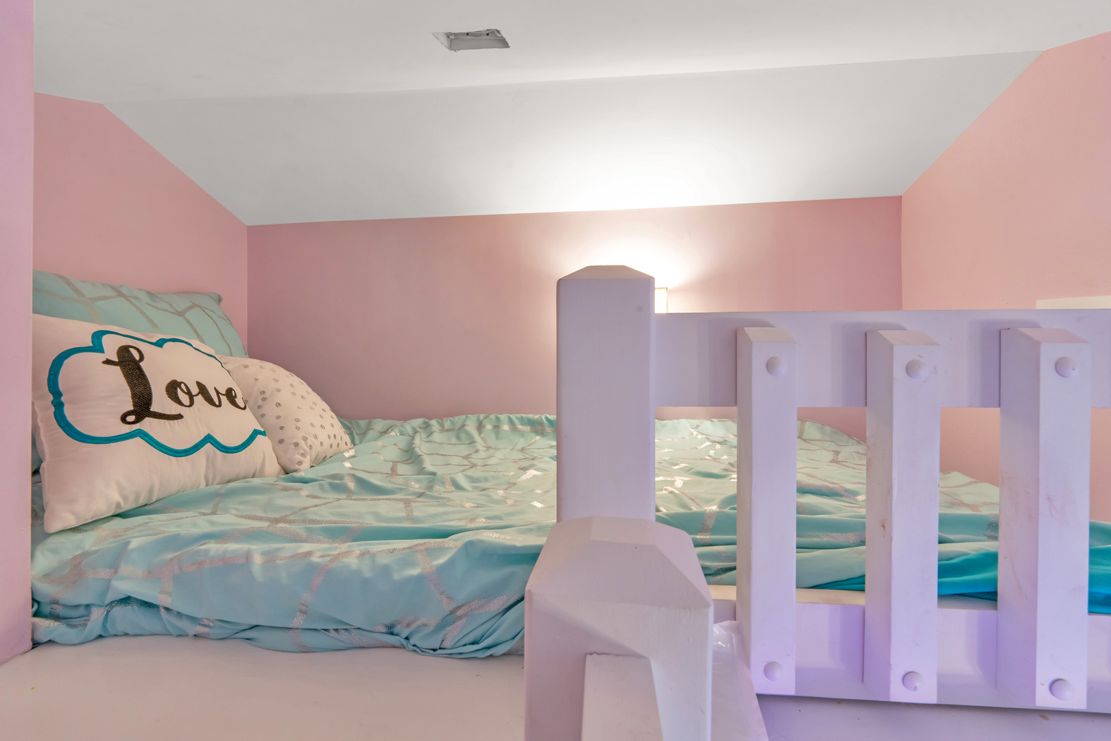 349 Haman Road Inverness, IL 60067 - Photo 23 of 36 a room with a bed and window