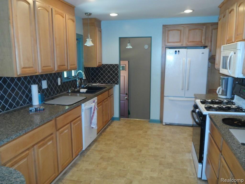 124 Charles Street Rochester, MI 48307 - Photo 11 of 29 2012-04-05 11.23