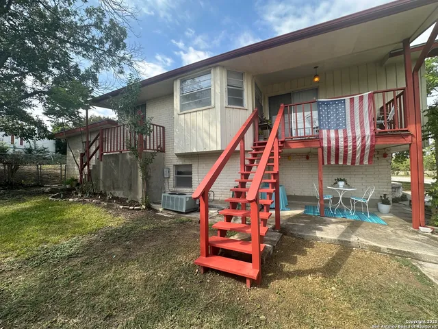 a view of entryway with a hall