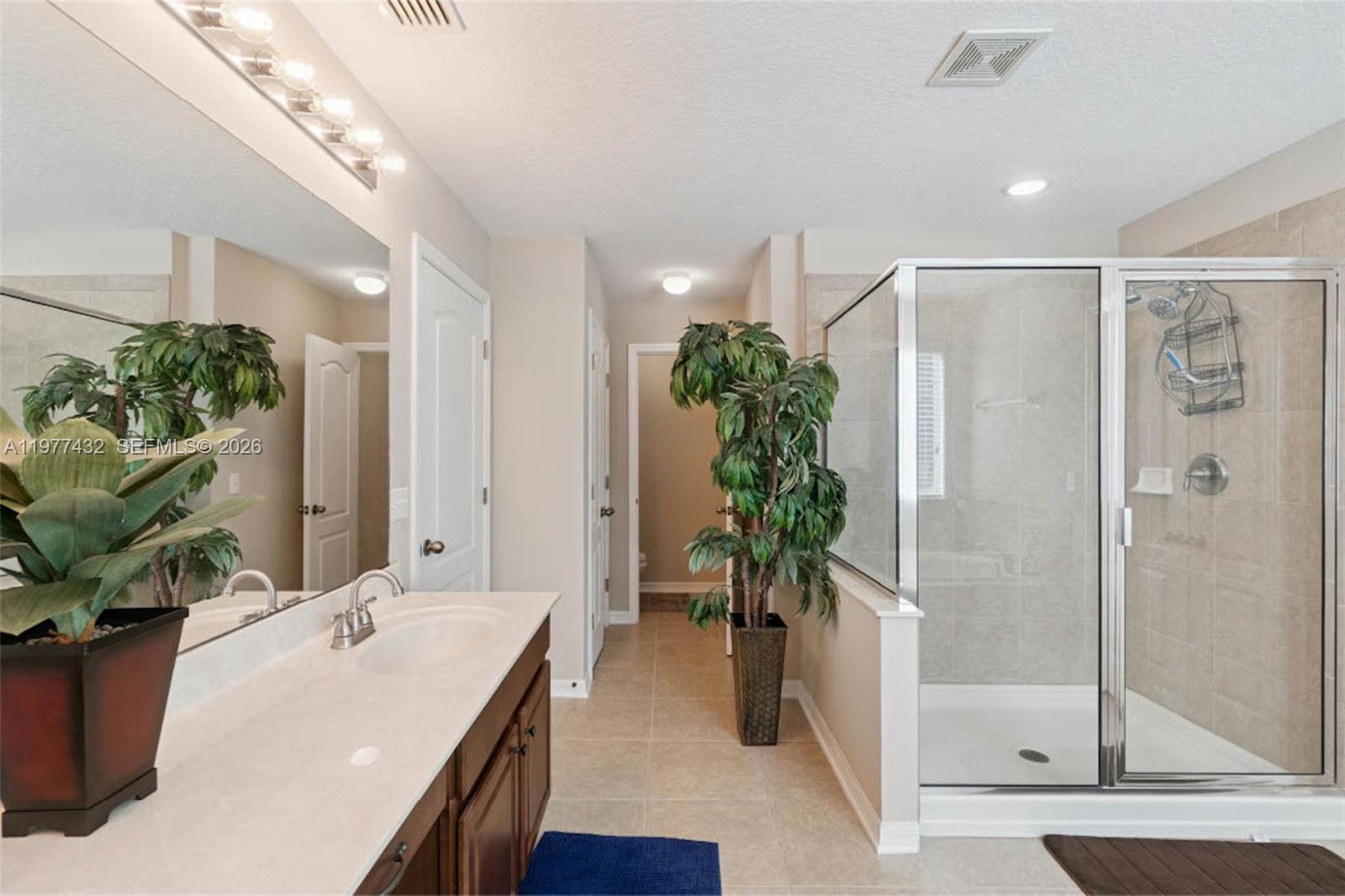 2502 Woodside Ridge Drive Apopka, FL 32712 - Photo 15 of 37 a bathroom with a tub shower and a mirror