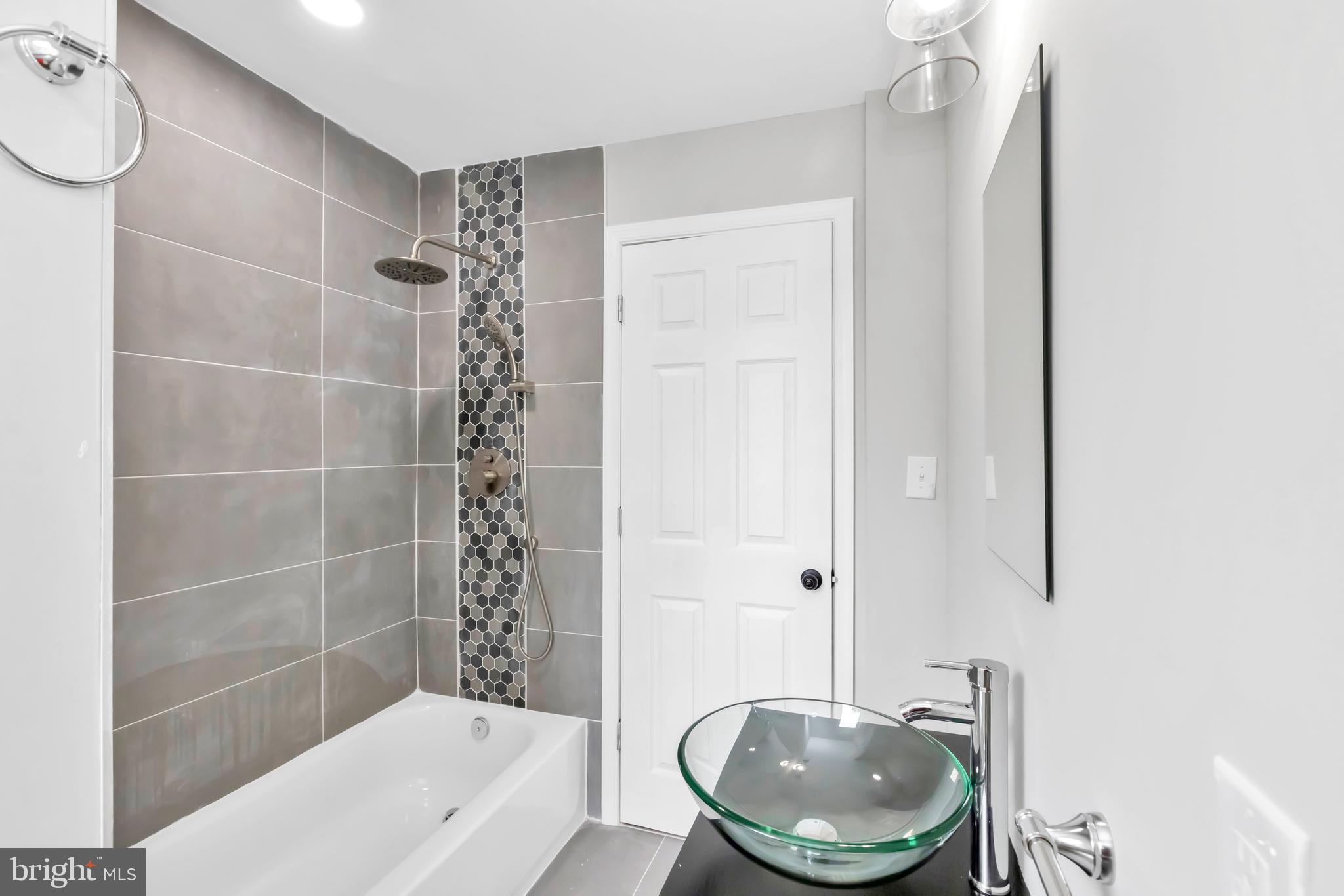 513 Arbor Road Lansdowne, PA 19050 - Photo 18 of 25 Second Floor Full Bathroom