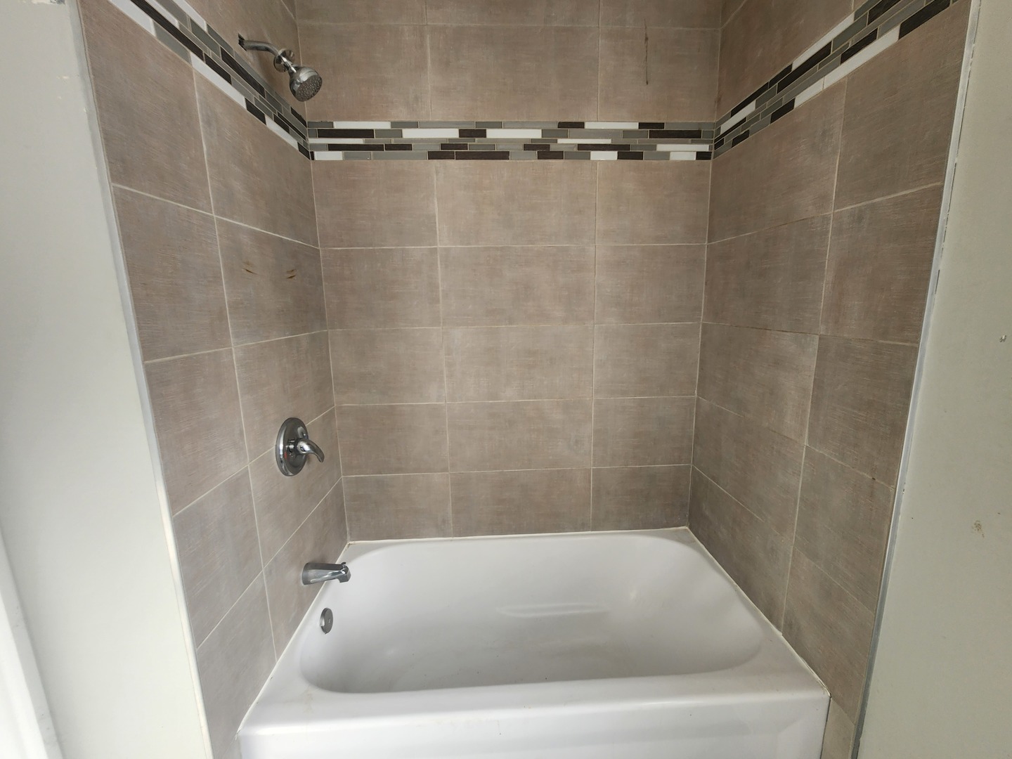 12211 South Wallace Street Chicago, IL 60628 - Photo 11 of 17 a bathroom with a tub