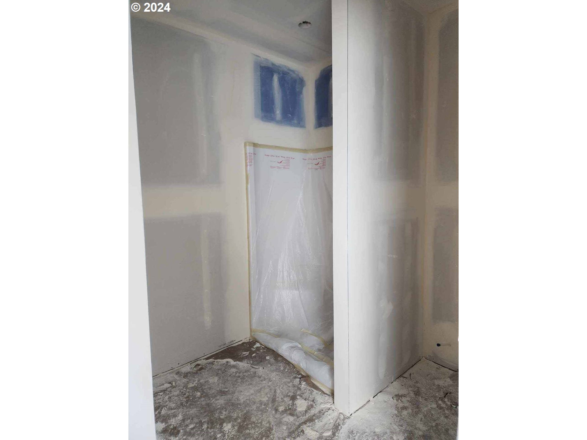 1595 37th Street Florence, OR 97439 - Photo 13 of 48 a view of an empty room