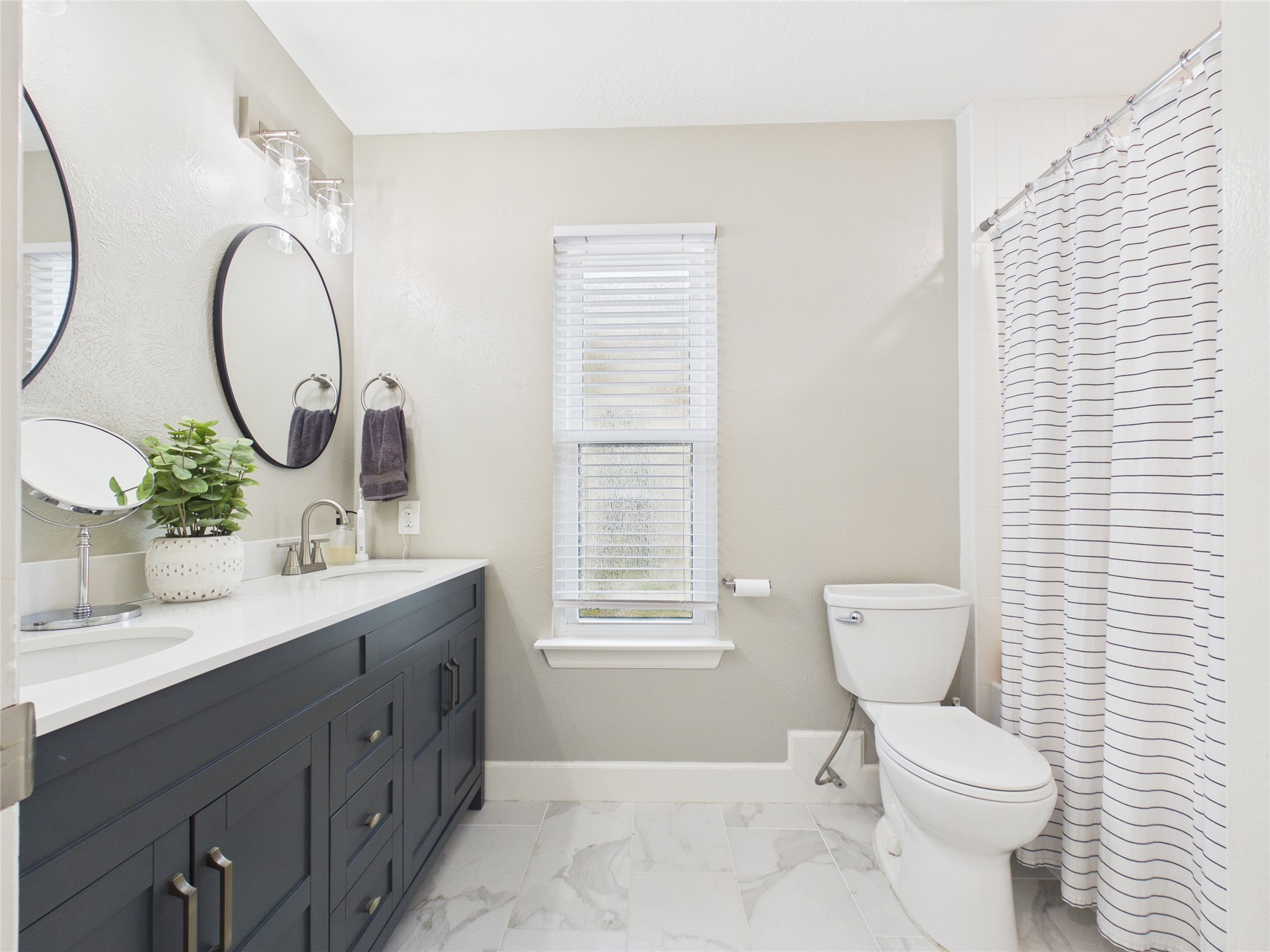 1210 Berkeley Lake Lane Houston, TX 77062 - Photo 18 of 21 Second Bathroom