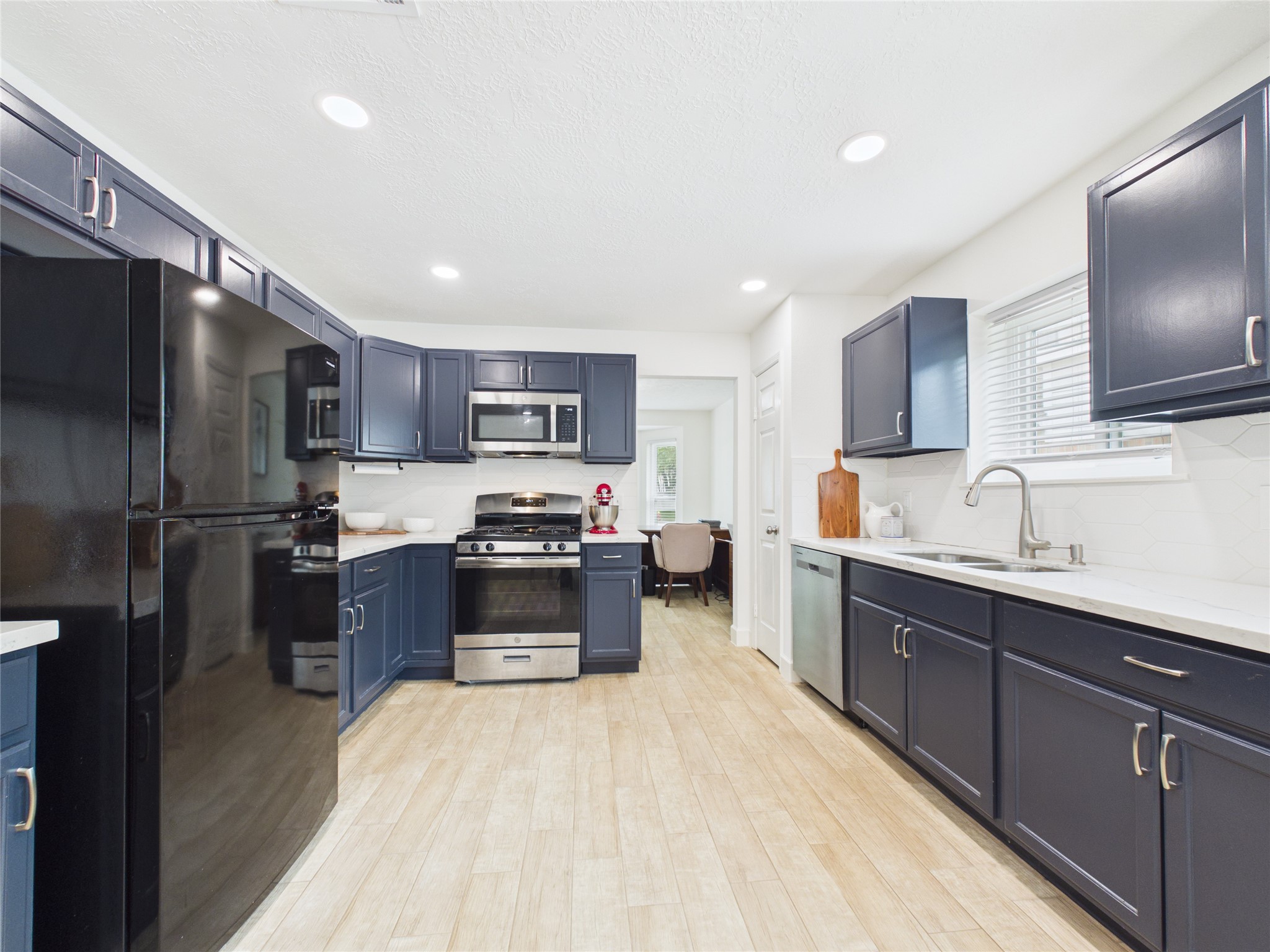 1210 Berkeley Lake Lane Houston, TX 77062 - Photo 7 of 21 open kitchen