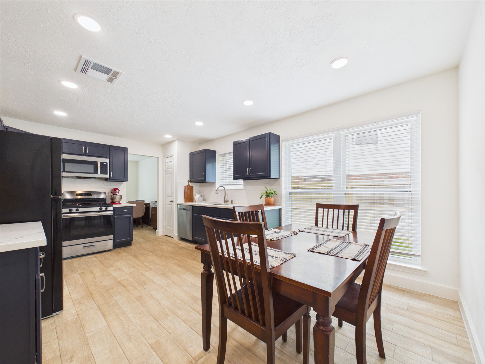 1210 Berkeley Lake Lane Houston, TX 77062 - Photo 8 of 21 Kitchen has breakfast nook