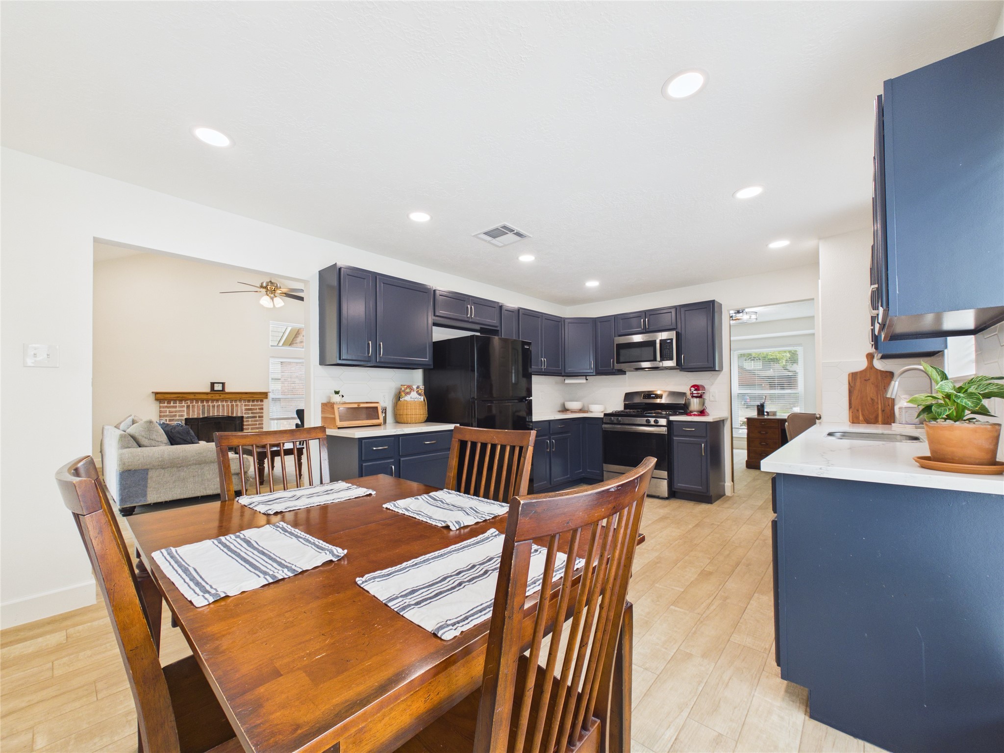 1210 Berkeley Lake Lane Houston, TX 77062 - Photo 9 of 21