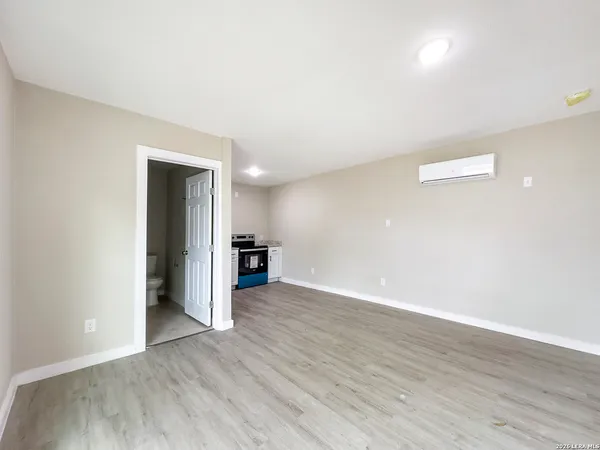 $950 | 1606 West Wildwood, Unit D, San Antonio, TX 78201