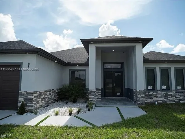 a view of a house with yard and porch