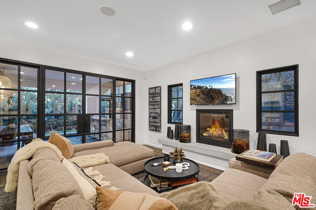 3159 Thatcher Avenue Marina del Rey, CA 90292 - Photo 4 of 29