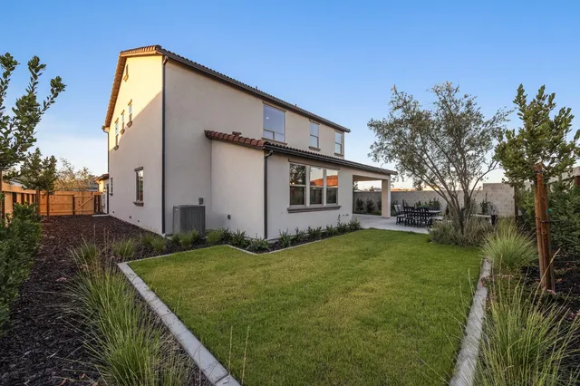 a view of a house with backyard