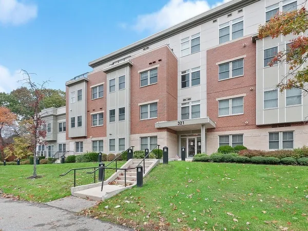 $899,900 | 321 Hammond Pond Parkway, Unit 106, Brookline, MA 02467