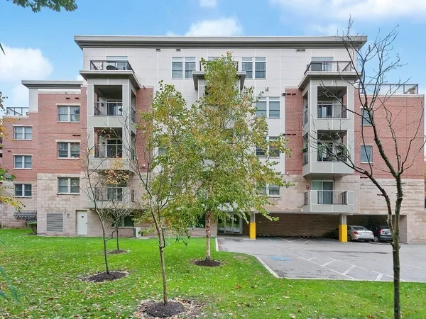 $899,900 | 321 Hammond Pond Parkway, Unit 106, Brookline, MA 02467